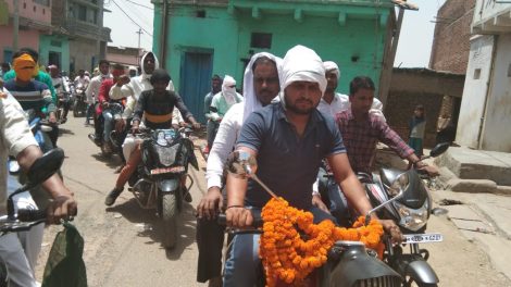 मोटर साईकिल पर जनसंपर्क को निकले जनतांत्रिक विकास पार्टी के उम्‍मीदवार अनिल कुमार ने मांगा समर्थन