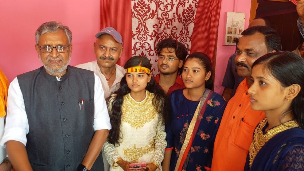 कला, संस्‍कृति एवं युवा विभाग के मंत्री की बेटी की शादी में पहुंचे उपमुख्‍यमंत्री मोदी