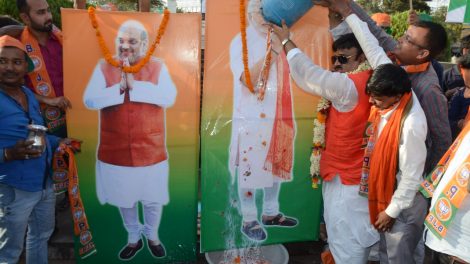 पटना में भाजपा नेता मधुमेश चौधरी उर्फ अंटू जी ने किया नरेंद्र मोदी और अमित शाह का दुग्‍धाभिषेक