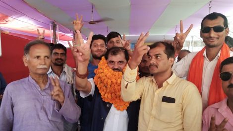 निर्दलीय प्रत्याशी आर के शर्मा ने रोड शो कर किया मतदाताओं को जागरूक