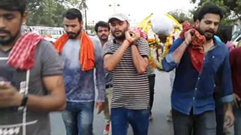 विभाकर पाण्डेय की अंतिम शवयात्रा में पहुचे रितेश पाण्डेय