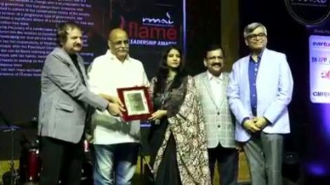 मुखिया रितु जयसवाल को मुम्बई में मिला अंतराष्ट्रीय सम्मान "फ्लेम लीडरशिप अवार्ड