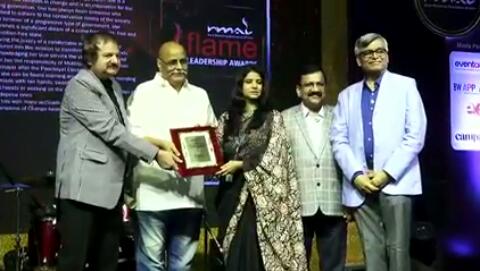 मुखिया रितु जयसवाल को मुम्बई में मिला अंतराष्ट्रीय सम्मान "फ्लेम लीडरशिप अवार्ड
