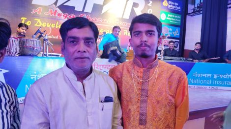 आधार मिश्रा ने अपनी मधुर आवाज से बांधा समां