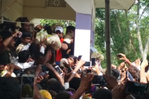 सीतामढ़ी में बाढ़ पीडितों के पास मदद लेकर पहुंचे सुपरस्‍टार खेसारीलाल यादव