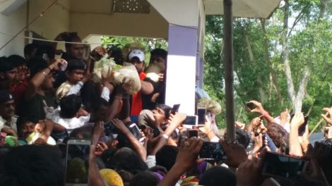 सीतामढ़ी में बाढ़ पीडितों के पास मदद लेकर पहुंचे सुपरस्‍टार खेसारीलाल यादव