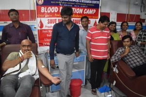 भोजपुरी फिल्‍मों के महानायक अवधेश मिश्रा ने किया गर्भवती महिलाओं के लिए रक्‍तदान