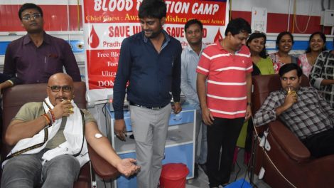 भोजपुरी फिल्‍मों के महानायक अवधेश मिश्रा ने किया गर्भवती महिलाओं के लिए रक्‍तदान