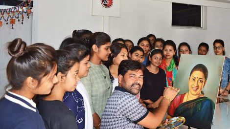 आरएफएस डिज़ाइन स्टुडिओ सुमति पैलेस में प्रो0 राज चित्रकार कैबिनेट मिनिस्टर स्मृति ईरानी के पोर्ट्रैट को फाइनल टच देते