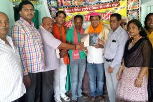 "लव यू दुल्हिन" मैथिली फ़िल्म के निर्देशक के स्वागत में जुटे कलाकार।