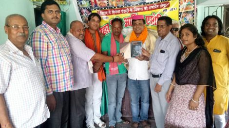 "लव यू दुल्हिन" मैथिली फ़िल्म के निर्देशक के स्वागत में जुटे कलाकार।