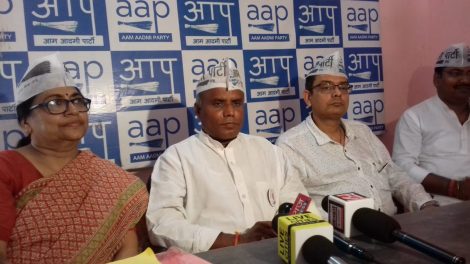 आम आदमी पार्टी ने भाजपा के दिल्ली प्रदेश अध्यक्ष मनोज तिवारी पर भूमाफिया होने का आरोप लगाया
