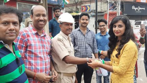 जेनिथ कामर्स एकादमी की छात्राओं ने पुलिसकर्मियों को राखी बांध लिया सुरक्षा का वचन