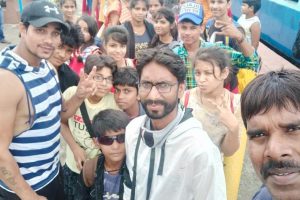 एनएसआई डांस अकादेमी के छात्र करेंगे हिंदी फिल्म में कोरियोग्राफी पटना 02 अगस्त राजधानी पटना के मशहूर डांस इंस्टीच्यूट एनएसआई डांस अकादमी के छात्र को जल्द ही हिंदी फिल्म लव यू इश्क में कोरियोग्राफी करने का शुभ अवसर मिलने वाला है। एनएसआई डांस अकादमी के निदेशक और जाने माने कोरियोग्राफर शांदिल इशान की ओर से नालंदा जिले के राजगीर में छात्रों के कोरियोग्राफी का प्रैक्टिकल किया गया था। अकादमी की ओर से माही ,नंदिनी , अमिताभ ,तेजस और दक्ष का चयन किया गया था। इन पांच बच्चों को राजगीर में दो-दो गानों की कोरियोग्राफी करने का अवसर दिया गया।लव और डांस थीम पर आधारित इन गानो की कोरियोग्राफी में विक्रम सिंह राजपूत, कशिश , अरमान सिंह ,मुस्कान और चादनी ने अभिनय किया। शांदिल इशान ने बताया कि उन्हें इस बात की बेहद खुशी है कि उनके इंस्टीच्यूट के बच्चो ने खुद गानो को कोरियोग्राफ किया है। उन्होंने कहा कि डांसर और कोरियोग्राफी दोनो एक दूसरे के पूरक होते हैं। डांसर को निखारने में कोरियोग्राफर महत्वपूर्ण भूमिका अदा करते हैं।उन्होने बताया कि राजगीर में हुये कोरियोग्राफी राउंड के विजेता को उनके प्रोडक्शन तले बनने वाली हिंदी फिल्म लव यू इश्क में कोरियोग्राफी का अवसर दिया जायेगा।उन्होंने बच्चों के स्वर्णिम भविष्य की कामना करते हुये उन्हें बधाई एवं शुभकामनायें दी।