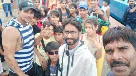 एनएसआई डांस अकादेमी के छात्र करेंगे हिंदी फिल्म में कोरियोग्राफी पटना 02 अगस्त राजधानी पटना के मशहूर डांस इंस्टीच्यूट एनएसआई डांस अकादमी के छात्र को जल्द ही हिंदी फिल्म लव यू इश्क में कोरियोग्राफी करने का शुभ अवसर मिलने वाला है। एनएसआई डांस अकादमी के निदेशक और जाने माने कोरियोग्राफर शांदिल इशान की ओर से नालंदा जिले के राजगीर में छात्रों के कोरियोग्राफी का प्रैक्टिकल किया गया था। अकादमी की ओर से माही ,नंदिनी , अमिताभ ,तेजस और दक्ष का चयन किया गया था। इन पांच बच्चों को राजगीर में दो-दो गानों की कोरियोग्राफी करने का अवसर दिया गया।लव और डांस थीम पर आधारित इन गानो की कोरियोग्राफी में विक्रम सिंह राजपूत, कशिश , अरमान सिंह ,मुस्कान और चादनी ने अभिनय किया। शांदिल इशान ने बताया कि उन्हें इस बात की बेहद खुशी है कि उनके इंस्टीच्यूट के बच्चो ने खुद गानो को कोरियोग्राफ किया है। उन्होंने कहा कि डांसर और कोरियोग्राफी दोनो एक दूसरे के पूरक होते हैं। डांसर को निखारने में कोरियोग्राफर महत्वपूर्ण भूमिका अदा करते हैं।उन्होने बताया कि राजगीर में हुये कोरियोग्राफी राउंड के विजेता को उनके प्रोडक्शन तले बनने वाली हिंदी फिल्म लव यू इश्क में कोरियोग्राफी का अवसर दिया जायेगा।उन्होंने बच्चों के स्वर्णिम भविष्य की कामना करते हुये उन्हें बधाई एवं शुभकामनायें दी।