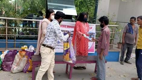 जरूरतमंदों के बीच मदद में लगी है शाइनिंग मुस्कान फाउंडेशन