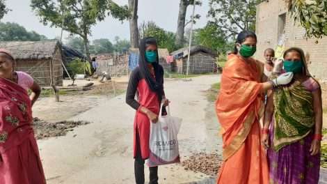 कोरोना महामारी में लोगों की मदद में लगी है मुखिया प्रियंका सिंन्हा