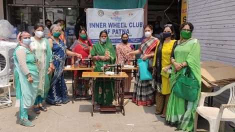 इनर व्हील क्लब ऑफ़ पटना ने सिलाई मशीन और मास्क का किया वितरण