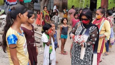 इम्यून सिस्टम को बढ़ाने के लिए जागरूकता अभियान में महिलाओं के हुनर को उनका रोजगार बनाने की पहल में मास्क, साबुन बाटे।