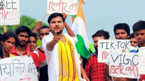 छा गए हैं गुंजन सिंह चाइनीज मोबाइल ऐप डिलीट का गाना तेजी से हो रहा है वायरल