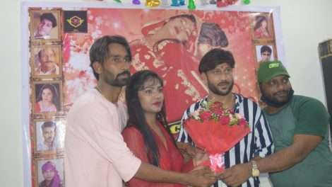 भोजपुरी स्टार अविनाश शाही की फिल्म "दीपू की दुल्हनिया" के मुहूर्त पर मनाया गया उनका शानदार जन्मदिन।