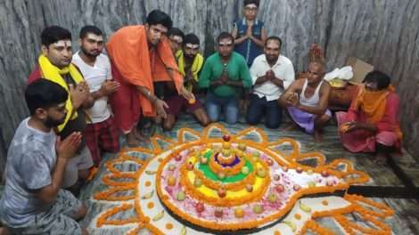 फल-फूल और अक्षत से हुआ बाबा का महाश्रृंगार
