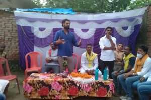 गृह जनपद में देव सिंह से मिलने दूर दूर से आ रहे हैं लोग,