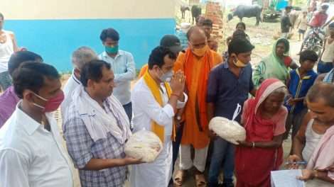 भाजपा नेता ने बाढ़ पीड़ितों के बीच किया राहत सामग्री का वितरण