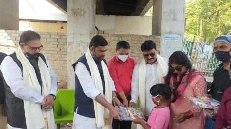 अखिल भारतीय कायस्थ महासभा और दीदीजी फाउंडेशन ने स्लम एरिया के बच्चों के बीच बांटी शिक्षण सामग्री