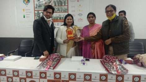 विश्व के सबसे बड़े मास्क बनाने की मुहिम में बिहार ने भी दिया अपना योगदान