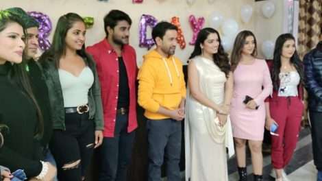 भोजपुरी फिल्‍म ‘जान लेबू का’ के सेट पर धूमधाम से मना जुबली स्‍टार दिनेशलाल यादव निरहुआ का जन्‍मदिन