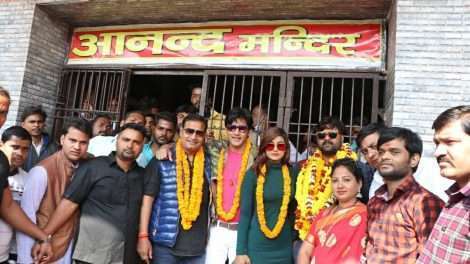 देसीस्टार समर सिंह की एक झलक पाने के लिए भारी तादाद में की सिनेमाहॉल पर आये फैंस