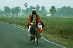 साइकिल से स्‍कूल जाते अभिनेता हैदर काजमी की तस्‍वीर वायरल मश‍हूर फिल्‍म अभिनेता हैदर काजमी की एक तस्‍वीर इन दिनों सोशल मीडिया में खूब वायरल हो रही है। इस तस्‍वीर में हैदर काजमी साइकिल चलाकर स्‍कूल जाते नजर आ रहे हैं। दरअसल हैदर का यह लुक उनकी आने वाली फिल्‍म ‘चूहिया’ का है, जिसमें वे एक स्‍कूल टीचर की भूमिका निभा रहे हैं। अभी इस फिल्‍म की शूटिंग हाल ही में बिहार के जहानाबाद जिले में पूरी हुई है। फिल्‍म अनुपमा प्रकाश को केंद्र में रखकर बनाया गया है, जिसमें हैदर एक शिक्षक हैं और वे रोज साइकिल से गांव लहलहाते खेतों के बीच स्‍कूल बच्‍चों को पढ़ाने के लिए जाते हैं। हैदर काजमी का यह लुक उनके फैंस खूब पसंद कर रहे हैं और यही वजह है कि फोटो खूब वायरल भी हो रही है। हैदर काजमी की पहचान इंडस्‍ट्री में संवेदनशील और सार्थक सिनेमा बनाने की रही है। ‘चूहिया’ भी उनकी ऐसी ही फिल्‍म है। यह नारी सशक्तिकरण को आगे बढ़ाते हुए बेटी बचाओ, बेटी पढ़ाओ मुहीम को भी आगे बढ़ाने वाली फिल्‍म है। हैदर इसको लेकर कह चुकी हैं कि लोगों के सोच से काफी अगल ‘चूहिया’ की पटकथा है, जिसमें मेरा किरदार एक शिक्षक का है। उन्‍होंने कहा कि मैंने शिक्षक के किरदार को लेकर काफी मेहनत की और बचपन मेरा जहानाबाद में ही बीता है, तो मुझे गांव के स्‍कूल के शिक्षक के बारे में बहुत सारी जानकारियां पहले से भी थी। बस मैंने उस किरदार को कैमरे के सामने जीया है। और अब मेरा यही लुक लोगों को पसंद आ रहा है, यह ना सिर्फ मेरे लिए फिल्‍म के लिए भी अच्‍छी बात है। हमने लीक से हटकर एक फिल्‍म बनाई है, जिसमें कहानी से लेकर कलाकार तक बेहद संजीदा और नये हैं। उम्‍मीद है मेरे लुक की तरह फिल्‍म भी लोगों को खूब पसंद आने वाली है। आपको बता दें कि फ़िल्म 'चूहिया' की केंद्रीय भूमिका में अनुपमा प्रकाश हैं, जो 'चूहिया' के किरदार में नज़र आएंगी। इसके अलावा अभिनेता ओमकार दास मानिकपुरी, अनिल यादव, अरूण कुमार, अक्षय वर्मा, अली खान, शर्मिला डे, सौरभ कुमार, अहद काजमी मुख्‍य भूमिका में हैं। फ़िल्म के प्रोड्यूसर अनिस काजमी और डायरेक्‍टर हैदर काजमी हैं। फिल्‍म को को–प्रोड्यूस प्रीति राव कृष्‍णा ने किया है। फिल्‍म में म्‍यूजिक अमन के श्‍लोक का है।इस फिल्म के लेखक मनोज पांडे हैं.