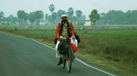 साइकिल से स्‍कूल जाते अभिनेता हैदर काजमी की तस्‍वीर वायरल मश‍हूर फिल्‍म अभिनेता हैदर काजमी की एक तस्‍वीर इन दिनों सोशल मीडिया में खूब वायरल हो रही है। इस तस्‍वीर में हैदर काजमी साइकिल चलाकर स्‍कूल जाते नजर आ रहे हैं। दरअसल हैदर का यह लुक उनकी आने वाली फिल्‍म ‘चूहिया’ का है, जिसमें वे एक स्‍कूल टीचर की भूमिका निभा रहे हैं। अभी इस फिल्‍म की शूटिंग हाल ही में बिहार के जहानाबाद जिले में पूरी हुई है। फिल्‍म अनुपमा प्रकाश को केंद्र में रखकर बनाया गया है, जिसमें हैदर एक शिक्षक हैं और वे रोज साइकिल से गांव लहलहाते खेतों के बीच स्‍कूल बच्‍चों को पढ़ाने के लिए जाते हैं। हैदर काजमी का यह लुक उनके फैंस खूब पसंद कर रहे हैं और यही वजह है कि फोटो खूब वायरल भी हो रही है। हैदर काजमी की पहचान इंडस्‍ट्री में संवेदनशील और सार्थक सिनेमा बनाने की रही है। ‘चूहिया’ भी उनकी ऐसी ही फिल्‍म है। यह नारी सशक्तिकरण को आगे बढ़ाते हुए बेटी बचाओ, बेटी पढ़ाओ मुहीम को भी आगे बढ़ाने वाली फिल्‍म है। हैदर इसको लेकर कह चुकी हैं कि लोगों के सोच से काफी अगल ‘चूहिया’ की पटकथा है, जिसमें मेरा किरदार एक शिक्षक का है। उन्‍होंने कहा कि मैंने शिक्षक के किरदार को लेकर काफी मेहनत की और बचपन मेरा जहानाबाद में ही बीता है, तो मुझे गांव के स्‍कूल के शिक्षक के बारे में बहुत सारी जानकारियां पहले से भी थी। बस मैंने उस किरदार को कैमरे के सामने जीया है। और अब मेरा यही लुक लोगों को पसंद आ रहा है, यह ना सिर्फ मेरे लिए फिल्‍म के लिए भी अच्‍छी बात है। हमने लीक से हटकर एक फिल्‍म बनाई है, जिसमें कहानी से लेकर कलाकार तक बेहद संजीदा और नये हैं। उम्‍मीद है मेरे लुक की तरह फिल्‍म भी लोगों को खूब पसंद आने वाली है। आपको बता दें कि फ़िल्म 'चूहिया' की केंद्रीय भूमिका में अनुपमा प्रकाश हैं, जो 'चूहिया' के किरदार में नज़र आएंगी। इसके अलावा अभिनेता ओमकार दास मानिकपुरी, अनिल यादव, अरूण कुमार, अक्षय वर्मा, अली खान, शर्मिला डे, सौरभ कुमार, अहद काजमी मुख्‍य भूमिका में हैं। फ़िल्म के प्रोड्यूसर अनिस काजमी और डायरेक्‍टर हैदर काजमी हैं। फिल्‍म को को–प्रोड्यूस प्रीति राव कृष्‍णा ने किया है। फिल्‍म में म्‍यूजिक अमन के श्‍लोक का है।इस फिल्म के लेखक मनोज पांडे हैं.