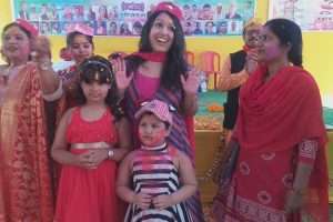 बिहार की प्रसिद्ध बाल कलाकार लाडो बानी पटेल यूथ हॉस्टल के होली मिलन समारोह में मुख्य अतिथि के रूप में शामिल हुई।