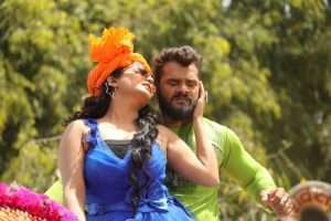 खेसारीलाल यादव के गले में श्रुति राव ने डाला माला, तो खेसारी ने कह दिया - फ्रॉड है रे