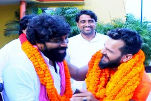 खेसारी लाल यादव ने मड़ियाहूं ब्लॉक प्रमुख रेखा यादव के जीत के जश्न में शामिल