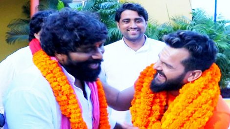 खेसारी लाल यादव ने मड़ियाहूं ब्लॉक प्रमुख रेखा यादव के जीत के जश्न में शामिल