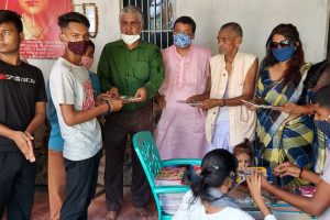दीदी जी फाउंडेशन के संस्कारशाला में 100 बच्चों के बीच पाठ्य सामग्री का वितरण