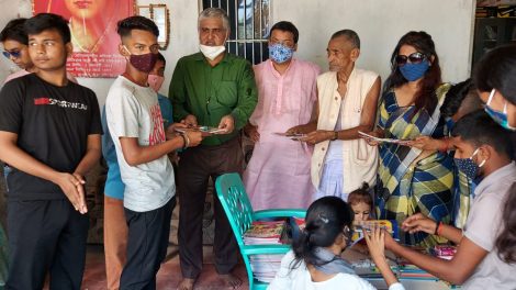 दीदी जी फाउंडेशन के संस्कारशाला में 100 बच्चों के बीच पाठ्य सामग्री का वितरण