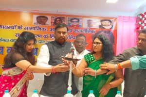 मुंगेर में जीकेसी की शंखनाद यात्रा कायस्थ समाज के लोगों को संगठित करने की जरूरत : राजीव रंजन प्रसाद कायस्थ समाज के सभी लोगों को एक साथ आने की जरूरत : रागिनी रंजन कायस्थ समाज के लोगों को उपेक्षा तथा हकमारी के खिलाफ आवाज उठाने की जरूरत : डा. नम्रता आनंद मुंगेर, 17 अक्टूबर कायस्थ समाज के सामाजिक, आर्थिक, शैक्षणिक, राजनीतिक और सांस्कृतिक सशक्तिकरण के लिये प्रतिबद्ध ग्लोबल कायस्थ कॉन्फ्रेंस (जीकेसी) के ग्लोबल अध्यक्ष राजीव रंजन प्रसाद ने कहा कि कायस्थ समाज के पुरोधाओं ने देश के सामाजिक, राजनैतिक उत्थान के साथ, आजादी की लड़ाई में अपनी अहम भूमिका अदा की है, लेकिन आज कायस्थ समाज हाशिये पर चल गया है जिसे संगठित करते हुए मजबूत करने की जरूरत है। राष्ट्रीय राजधानी नयी दिल्ली के तालकटोरा स्टेडियम में आगामी 19 दिसंबर को राष्ट्रीय-अंतराष्ट्रीय स्तर पर आयोजित किये जा रहे विश्व कायस्थ महासम्मेलन में कायस्थ समाज एकजुट होकर अपनी आवाज को बुलंद करेगा। इसी को लेकर मुंगेर में जीकेसी के दूसरे चरण की शंखनाद यात्रा की शुरूआत की गयी। इस अवसर पर जीकेसी के ग्लोबल अध्यक्ष राजीव रंजन प्रसाद ने कहा कि कायस्थ समाज के पुरोधाओं ने देश के सामाजिक, राजनैतिक उत्थान के साथ, आजादी की लड़ाई में अपनी अहम भूमिका अदा की है। कायस्थ जाति के लोग हमेशा से समाज का नेतृत्व करते रहें हैं। स्वामी विवेकानंद, जगतपति कुमार, नेताजी सुभाष चंद्र बोस, प्रथम राष्ट्रपति देशर‘ डॉ राजेन्द्र प्रसाद, पूर्व मुख्यमंत्री महामाया प्रसाद सिन्हा, पूर्व प्रधानमंत्री लाल बहादुर शास्त्री जैसे कायस्थ समाज के पुरोधाओं ने अपने नेतृत्व कौशल से इस देश को नई दिशा प्रदान की है लेकिन आज कायस्थ समाज हाशिए पर जा रहा है। इसे देखते हुए हमें जागने की जरूरत है। जीकेसी की प्रबंध न्यासी श्रीमती रागिनी रंजन ने कहा, जीकेसी संगठन का विस्तार दुनिया भर में है और इसके विस्तार के लिए कार्यक्रम के माध्यम से समाज को एकत्रित किया जा रहा है। उन्होंने कहा कि आज के दौर में कायस्थ जाति संगठित नही होने से अपने हक को सही तरीके से हासिल नही कर पा रही है। इसके लिए हम सब को साथ आना चाहिए। उन्होंने सभी को नई दिल्ली में विश्व कायस्थ महासम्मेलन में भाग लेने के लिए आमंत्रित किया। जीकेसी की प्रदेश अध्यक्ष डा. नम्रता आनंद ने कहा कि यदि कायस्थ समाज अपनी उपेक्षा तथा हकमारी के खिलाफ आवाज को जोरदार ढंग से नहीं उठाएगा तो इस समाज के अस्तित्व पर ही संकट पैदा हो जाएगा। उन्होंने कहा कि इस बार लड़ाई निर्णायक और महत्वपूर्ण है। इसलिए आज आवश्यकता सभी को किसी भी प्रकार के 'किंतु - परन्तु' को छोड़कर एकजुट होने की है ।सवाल कायस्थ समाज की प्रतिष्ठा को बचाने और अपने वाजिब हक को लेने का है। हम सब को साथ आना चाहिए और संगठन को मजबूत करते हुए सामाजिक, राजनैतिक और आर्थिक रूप से सबल होना चाहिए। इस अवसर पर जीकेसी के राष्ट्रीय उपाध्यक्ष दीपक कुमार अभिषेक,जीकेसी मीडिया सेल के राष्ट्रीय अध्यक्ष प्रेम कुमार, प्रदीप कुमार प्राश प्रदेश अध्यक्ष गुजरात, अनुराग समरूप राष्ट्रीय सचिव कला-संस्कृति प्रकोष्ठ, बलिराम जी संगठन मंत्री,, दिवाकर कुमार वर्मा प्रदेश उपाध्यक्ष कला-संस्कृति प्रकोष्ठ, राकेश मणि मुंगेर प्रमंडल प्रभारी, मुकेश महान प्रदेश महासचिव मीडिया सेल, चंदन कर्ण उपाध्यक्ष भागलपुर, अखिलेश कुमार, आलोक कुमार वर्मा प्रदेश सचिव, रवि शंकर सिन्हा, जिला अध्यक्ष,नीरज सिन्हा जिला महामंत्रीमनीष कुमार, जिला सचिव डॉ सरोज कुमार, प्रदेश उपाध्यक्ष अरविंद कुमार सिंह ,प्रदेश उपाध्यक्ष विधि प्रकोष्ठ,अरविंद कुमार सिन्हा, शुभम कुमार,प्रसून श्रीवास्तव समेत कई गणमान्य लोग भी उपस्थित थे।