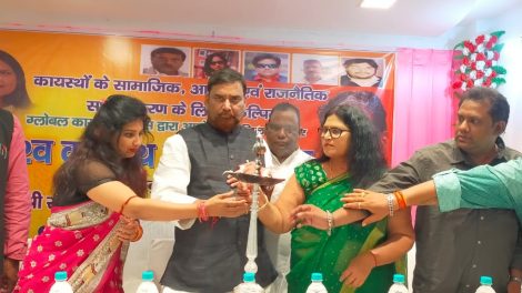 मुंगेर में जीकेसी की शंखनाद यात्रा कायस्थ समाज के लोगों को संगठित करने की जरूरत : राजीव रंजन प्रसाद कायस्थ समाज के सभी लोगों को एक साथ आने की जरूरत : रागिनी रंजन कायस्थ समाज के लोगों को उपेक्षा तथा हकमारी के खिलाफ आवाज उठाने की जरूरत : डा. नम्रता आनंद मुंगेर, 17 अक्टूबर कायस्थ समाज के सामाजिक, आर्थिक, शैक्षणिक, राजनीतिक और सांस्कृतिक सशक्तिकरण के लिये प्रतिबद्ध ग्लोबल कायस्थ कॉन्फ्रेंस (जीकेसी) के ग्लोबल अध्यक्ष राजीव रंजन प्रसाद ने कहा कि कायस्थ समाज के पुरोधाओं ने देश के सामाजिक, राजनैतिक उत्थान के साथ, आजादी की लड़ाई में अपनी अहम भूमिका अदा की है, लेकिन आज कायस्थ समाज हाशिये पर चल गया है जिसे संगठित करते हुए मजबूत करने की जरूरत है। राष्ट्रीय राजधानी नयी दिल्ली के तालकटोरा स्टेडियम में आगामी 19 दिसंबर को राष्ट्रीय-अंतराष्ट्रीय स्तर पर आयोजित किये जा रहे विश्व कायस्थ महासम्मेलन में कायस्थ समाज एकजुट होकर अपनी आवाज को बुलंद करेगा। इसी को लेकर मुंगेर में जीकेसी के दूसरे चरण की शंखनाद यात्रा की शुरूआत की गयी। इस अवसर पर जीकेसी के ग्लोबल अध्यक्ष राजीव रंजन प्रसाद ने कहा कि कायस्थ समाज के पुरोधाओं ने देश के सामाजिक, राजनैतिक उत्थान के साथ, आजादी की लड़ाई में अपनी अहम भूमिका अदा की है। कायस्थ जाति के लोग हमेशा से समाज का नेतृत्व करते रहें हैं। स्वामी विवेकानंद, जगतपति कुमार, नेताजी सुभाष चंद्र बोस, प्रथम राष्ट्रपति देशर‘ डॉ राजेन्द्र प्रसाद, पूर्व मुख्यमंत्री महामाया प्रसाद सिन्हा, पूर्व प्रधानमंत्री लाल बहादुर शास्त्री जैसे कायस्थ समाज के पुरोधाओं ने अपने नेतृत्व कौशल से इस देश को नई दिशा प्रदान की है लेकिन आज कायस्थ समाज हाशिए पर जा रहा है। इसे देखते हुए हमें जागने की जरूरत है। जीकेसी की प्रबंध न्यासी श्रीमती रागिनी रंजन ने कहा, जीकेसी संगठन का विस्तार दुनिया भर में है और इसके विस्तार के लिए कार्यक्रम के माध्यम से समाज को एकत्रित किया जा रहा है। उन्होंने कहा कि आज के दौर में कायस्थ जाति संगठित नही होने से अपने हक को सही तरीके से हासिल नही कर पा रही है। इसके लिए हम सब को साथ आना चाहिए। उन्होंने सभी को नई दिल्ली में विश्व कायस्थ महासम्मेलन में भाग लेने के लिए आमंत्रित किया। जीकेसी की प्रदेश अध्यक्ष डा. नम्रता आनंद ने कहा कि यदि कायस्थ समाज अपनी उपेक्षा तथा हकमारी के खिलाफ आवाज को जोरदार ढंग से नहीं उठाएगा तो इस समाज के अस्तित्व पर ही संकट पैदा हो जाएगा। उन्होंने कहा कि इस बार लड़ाई निर्णायक और महत्वपूर्ण है। इसलिए आज आवश्यकता सभी को किसी भी प्रकार के 'किंतु - परन्तु' को छोड़कर एकजुट होने की है ।सवाल कायस्थ समाज की प्रतिष्ठा को बचाने और अपने वाजिब हक को लेने का है। हम सब को साथ आना चाहिए और संगठन को मजबूत करते हुए सामाजिक, राजनैतिक और आर्थिक रूप से सबल होना चाहिए। इस अवसर पर जीकेसी के राष्ट्रीय उपाध्यक्ष दीपक कुमार अभिषेक,जीकेसी मीडिया सेल के राष्ट्रीय अध्यक्ष प्रेम कुमार, प्रदीप कुमार प्राश प्रदेश अध्यक्ष गुजरात, अनुराग समरूप राष्ट्रीय सचिव कला-संस्कृति प्रकोष्ठ, बलिराम जी संगठन मंत्री,, दिवाकर कुमार वर्मा प्रदेश उपाध्यक्ष कला-संस्कृति प्रकोष्ठ, राकेश मणि मुंगेर प्रमंडल प्रभारी, मुकेश महान प्रदेश महासचिव मीडिया सेल, चंदन कर्ण उपाध्यक्ष भागलपुर, अखिलेश कुमार, आलोक कुमार वर्मा प्रदेश सचिव, रवि शंकर सिन्हा, जिला अध्यक्ष,नीरज सिन्हा जिला महामंत्रीमनीष कुमार, जिला सचिव डॉ सरोज कुमार, प्रदेश उपाध्यक्ष अरविंद कुमार सिंह ,प्रदेश उपाध्यक्ष विधि प्रकोष्ठ,अरविंद कुमार सिन्हा, शुभम कुमार,प्रसून श्रीवास्तव समेत कई गणमान्य लोग भी उपस्थित थे।