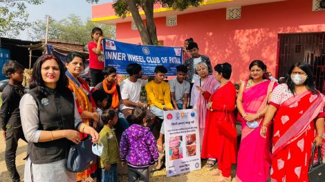 इनर व्हील पटना ने बच्चों के बीच हॉर्लीक्स का वितरण किया