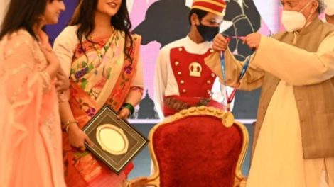 राज्यपाल के हाथों महाराष्ट्र गौरव पुरस्कार से सम्मानित हुई अभिनेत्री पाखी हेगड़े
