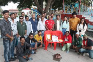 गौरव झा, विशाल सिंह की "तीन दीवाने" की मुहूर्त करके शूटिंग लखनऊ में शुरू