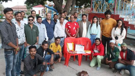 गौरव झा, विशाल सिंह की "तीन दीवाने" की मुहूर्त करके शूटिंग लखनऊ में शुरू