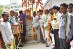 महात्मा फुले जयंती पर मंत्री जी के नही पहुंचने से अपमानित हुए समिति।