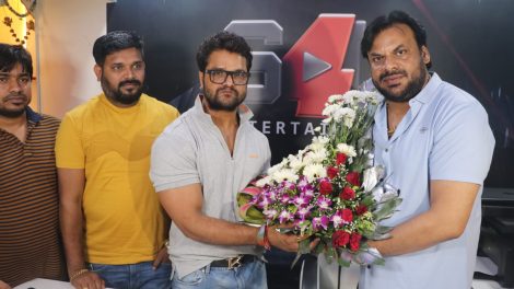 सुपर स्टार खेसारीलाल यादव का गाना 'सईया के रोटी' को मिले 100 मिलियन व्यूज, S4U के संजय यादव के दफ्तर में हुई सक्सेस पार्टी