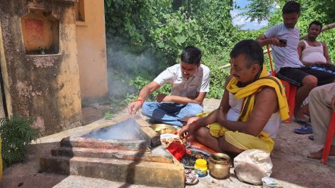 राजद सुप्रीमो लालू प्रसाद यादव के स्वास्थ्य लाभ के लिए 12 घंटे की पूजा अर्चना