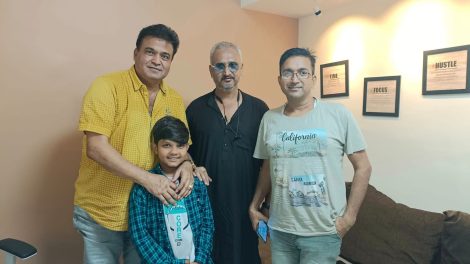निर्देशक मधुसूदन शर्मा की अनोखी कथानाक वाली फिल्म 'दादू - आई लव यू' में मास्टर आर्यन बाबू अवधेश मिश्रा के साथ ,